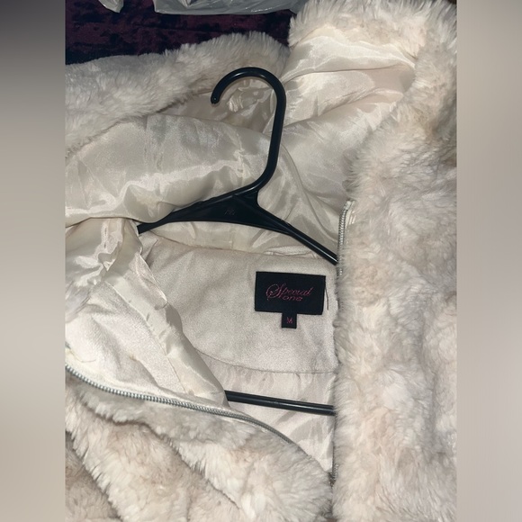 Woman’s white fur coat - Picture 3 of 4